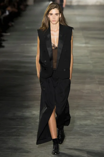 Look 18